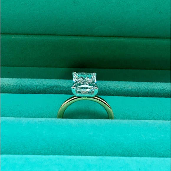 Exquisite 14k Yellow Gold Radiant Cut Lab-Grown Diamond Ring 4.04 CT - Picture 4 of 6